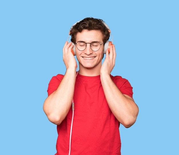 Feliz joven usando auriculares