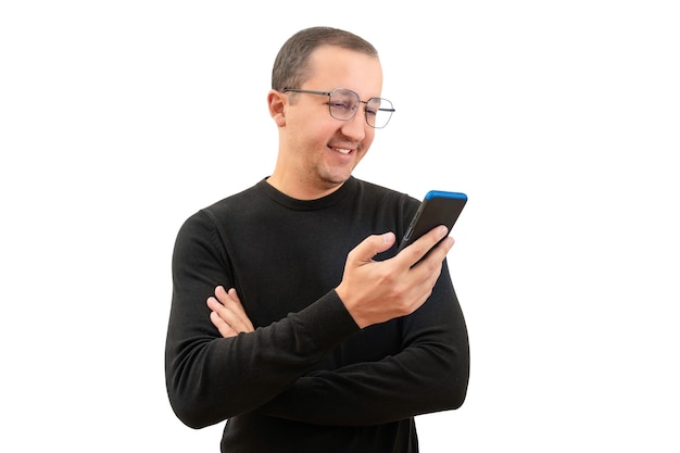 Feliz joven usando teléfono móvil para llamadas sobre fondo blanco.