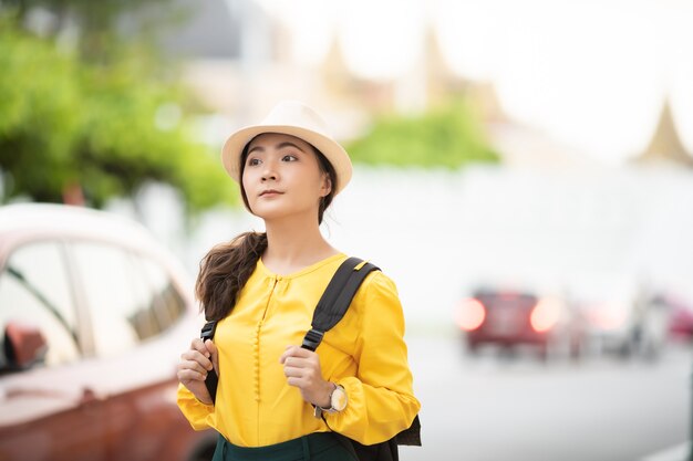 Feliz joven viajando en Tailandia