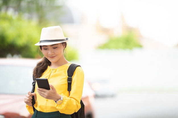 Feliz joven viajando en Tailandia