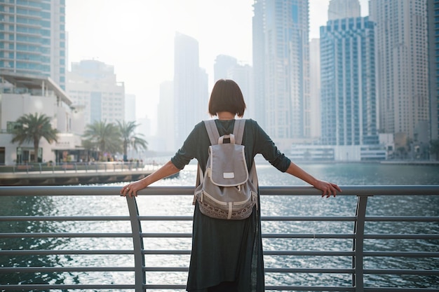 Feliz joven viajera en la gran ciudad de Dubai, Emiratos Árabes Unidos