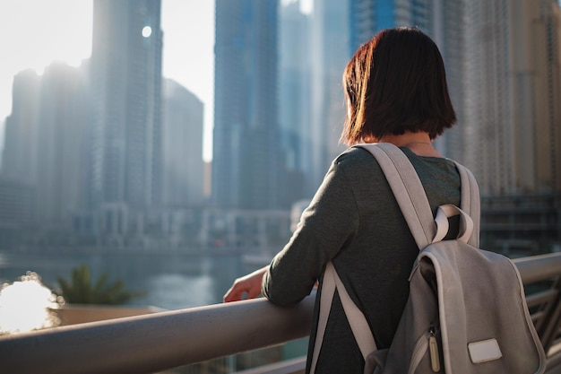 Feliz joven viajera en la gran ciudad de Dubai, Emiratos Árabes Unidos