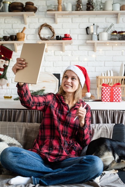 Feliz joven vistiendo gorro de Papá Noel