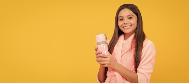 Feliz jovencita en casa albornoz de terry con botella termo mañana cartel horizontal niño aislado