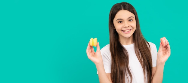 Feliz jovencita sostenga macarrones franceses o galletas de macarrones confitería Niño adolescente con dulces cartel banner encabezado copia espacio