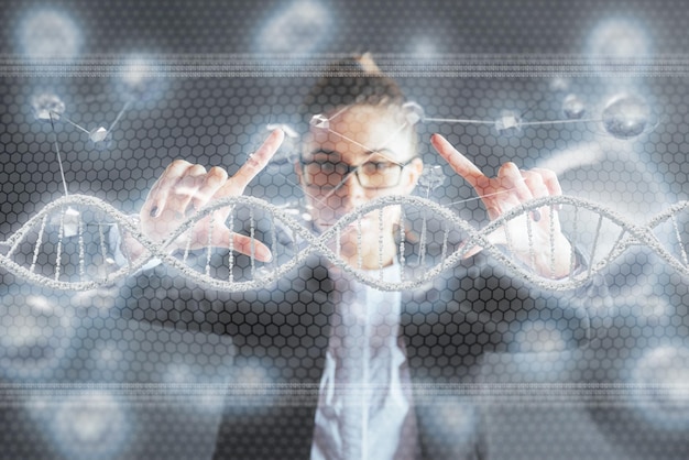 Feliz en la junta con tecnologías innovadoras en ciencia y medicina