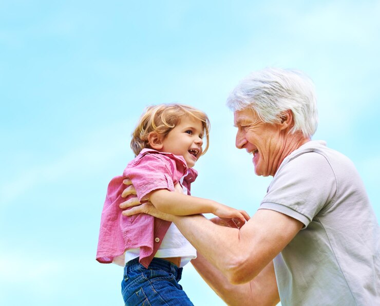 Foto feliz levantamento e sorriso com o avô e o neto para unir o tempo afetuoso e livre felicidade divertida e brincando com o velho e o menino por gerações familiares na maquete do céu azul com espaço