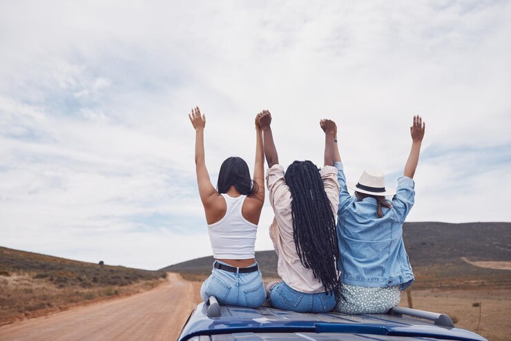 Foto feliz liberdade e viaje com amigos em viagem para aventura e união com maquete sucesso de verão e férias com grupo de mulheres no carro para celebração da vida, natureza e animação