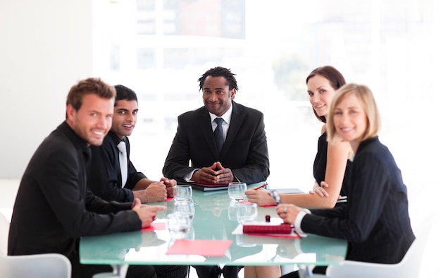 Feliz líder empresarial en una reunión