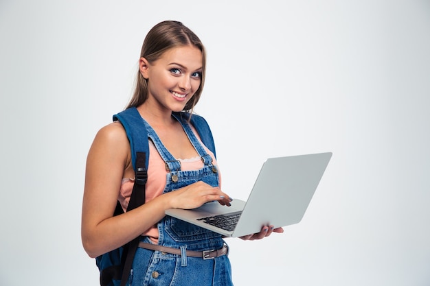 Feliz linda estudiante usando laptop