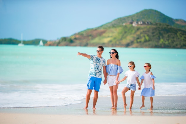 Feliz linda família com crianças na praia