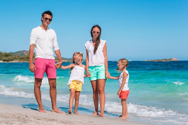 Feliz linda família com filhos na praia