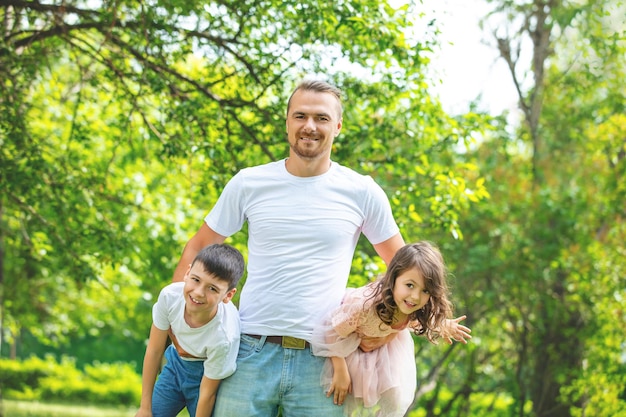 Feliz linda família junto pai filho e filha retrato em uma caminhada em um dia ensolarado de verão