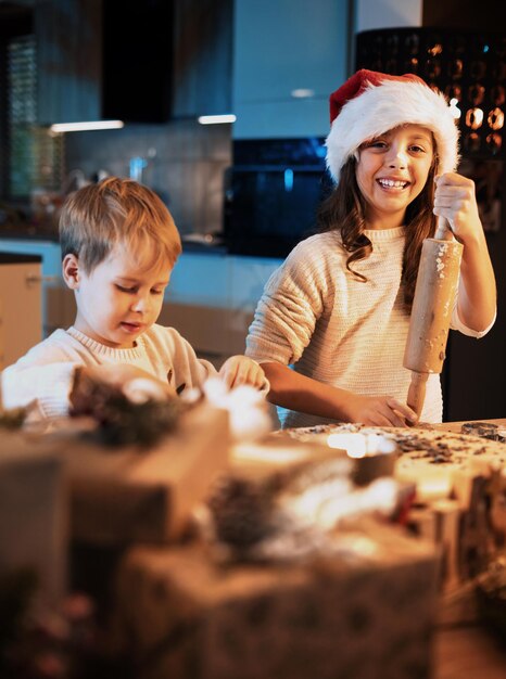 Feliz linda família, mãe e filho se preparando para o natal juntos em casa