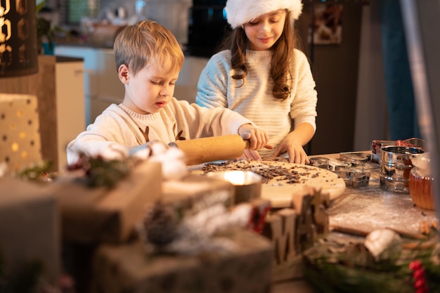 Feliz linda família, mãe e filho se preparando para o Natal juntos em casa