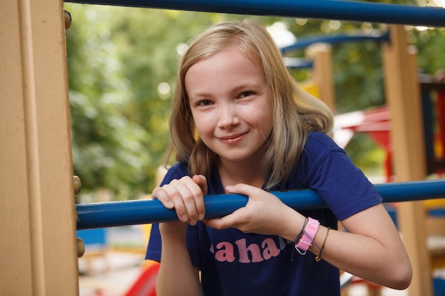 Feliz linda garota jovem se divertindo no parque infantil