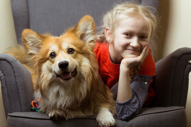 Feliz - linda garota loira e cachorro corgi fofo se divertem posando para a câmera