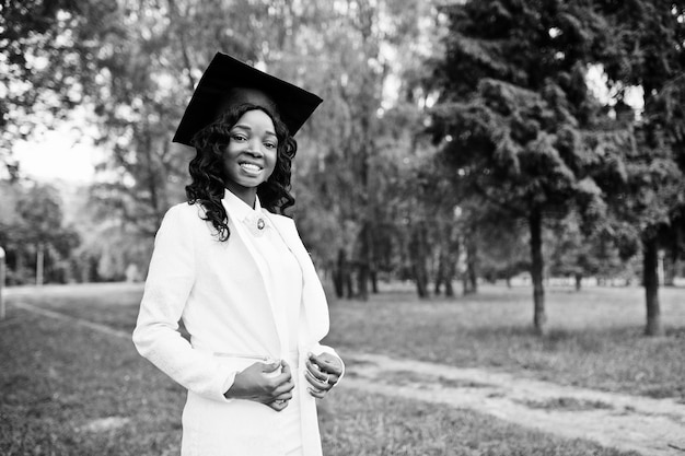 Feliz linda garota negra afro-americana com chapéu de graduados