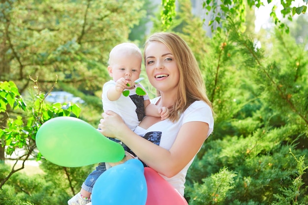 Feliz linda mãe e bebê filha ou filho