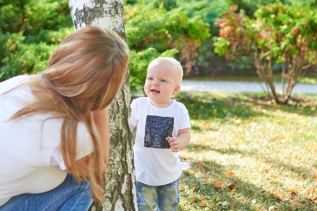 Feliz linda mãe e bebê filha ou filho