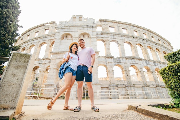 Feliz lindo casal em frente ao coliseu em Pula Croácia