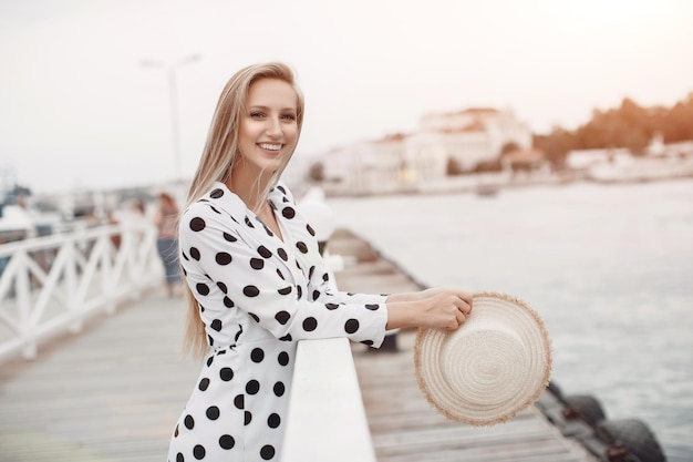 feliz lindo retrato de mujer al aire libre