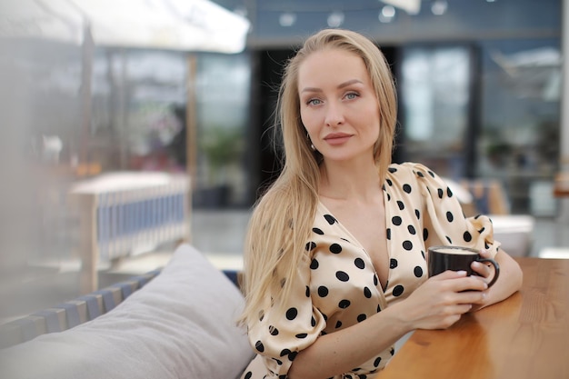 feliz lindo retrato de mujer al aire libre