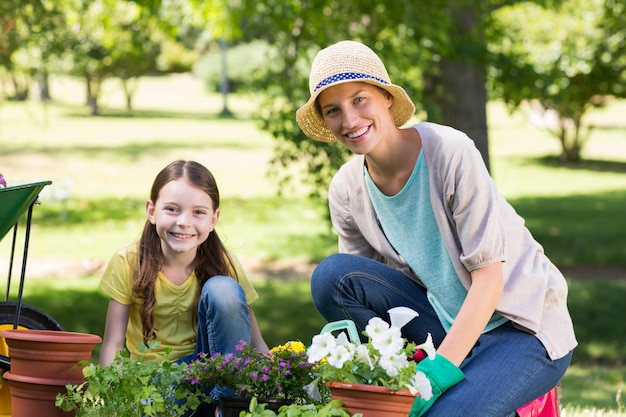 Feliz loira e sua filha em jardinagem