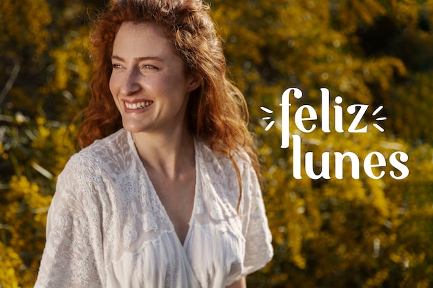 Foto feliz lunes con la mujer sonriente al aire libre