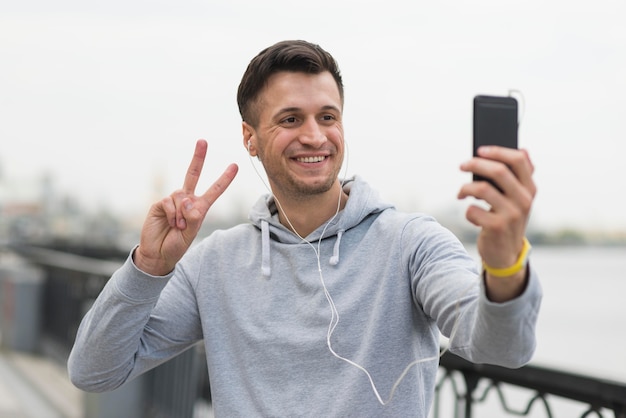 Foto feliz macho adulto tomando un selfie