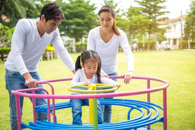 Feliz macho y hembra jugando con niños afuera