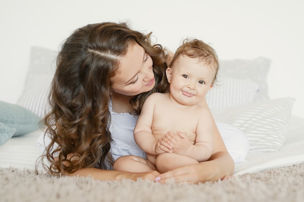 Feliz madre abrazando a su adorable hijita