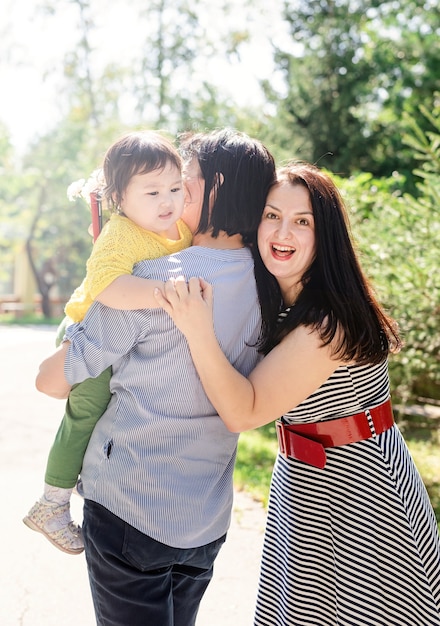 Feliz madre y abuela con una niña