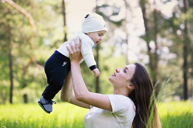 Feliz madre arroja a su hijo en brazos