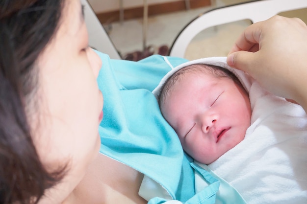 Feliz madre y bebé recién nacido después del parto en el hospital