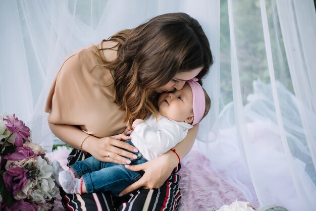 Feliz madre besando a su pequeño bebé