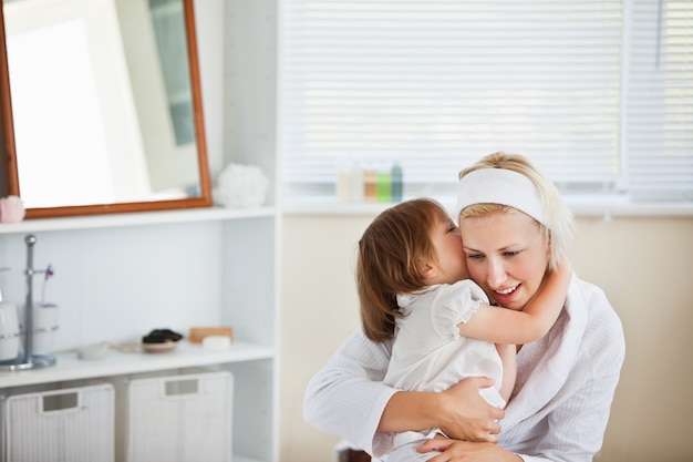 Feliz madre cuidando de sus hijos