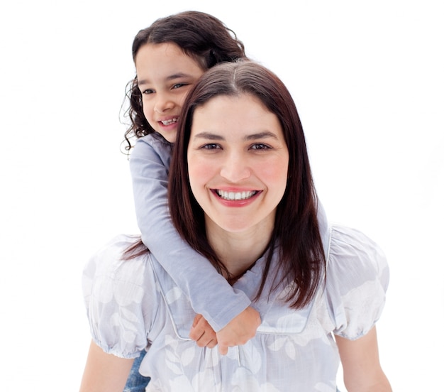 Feliz madre dando a su hija paseo en tándem