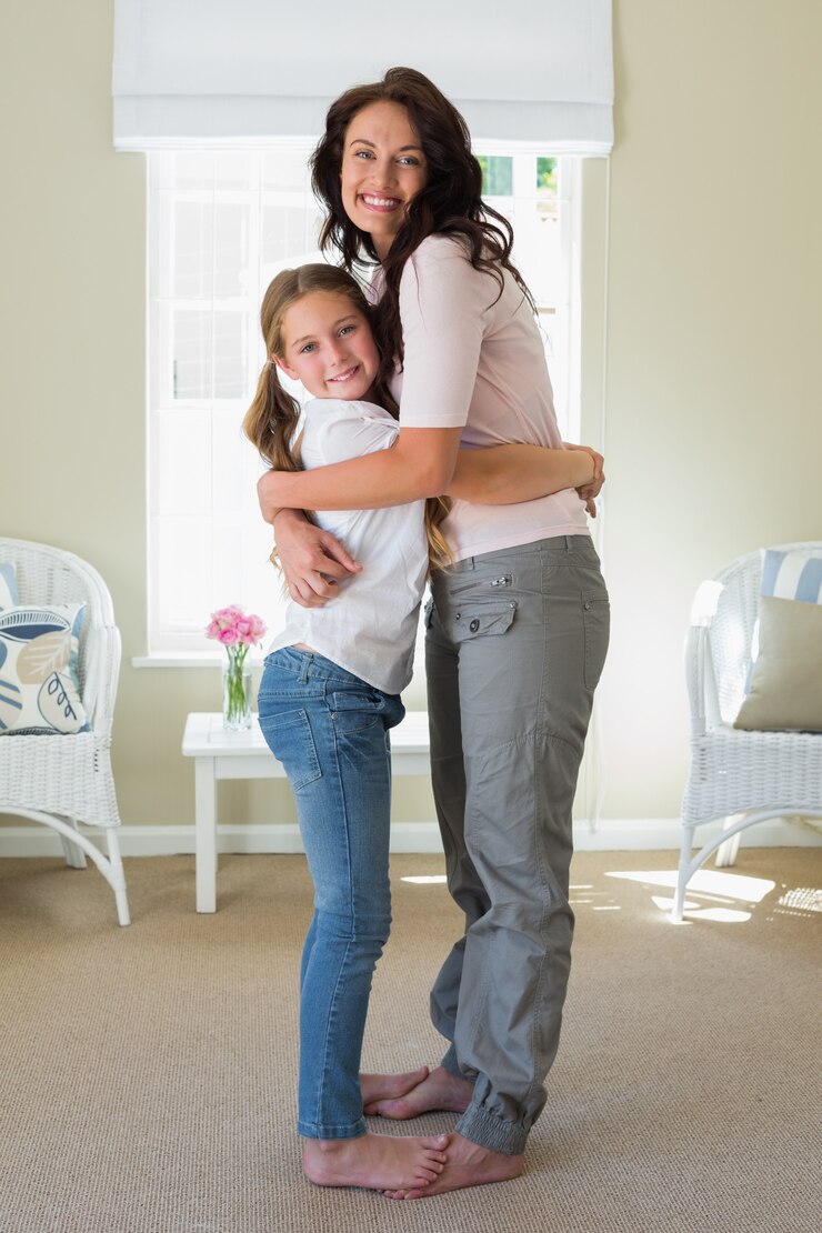 Foto feliz madre e hija abrazando