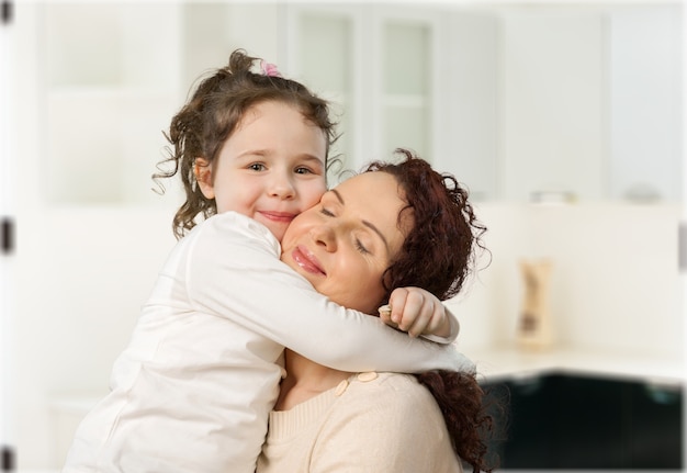 Feliz madre e hija abrazándose, familia feliz, día de la madre.