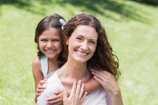 Feliz madre e hija abrazándose