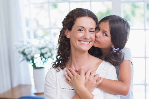 Feliz madre e hija abrazándose