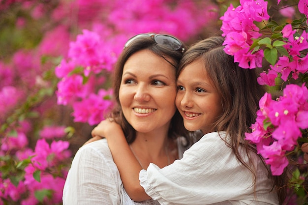 Foto feliz madre e hija abrazándose