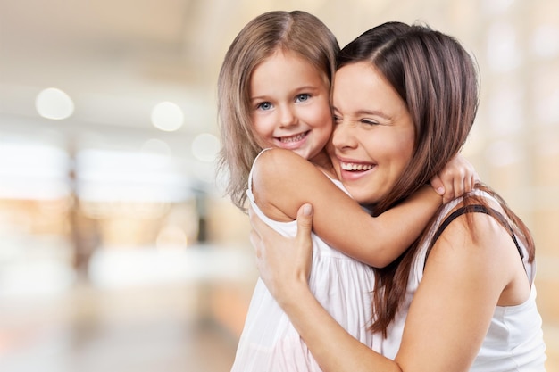 Feliz madre e hija abrazándose