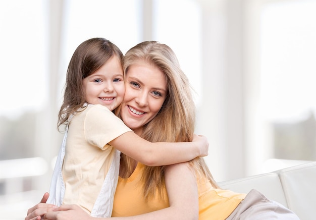 Feliz, madre e hija, abrazar, en, plano de fondo