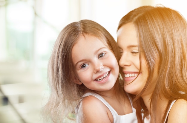 Feliz, madre e hija, abrazar