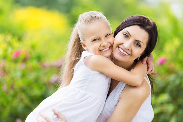 Feliz, madre e hija, abrazar