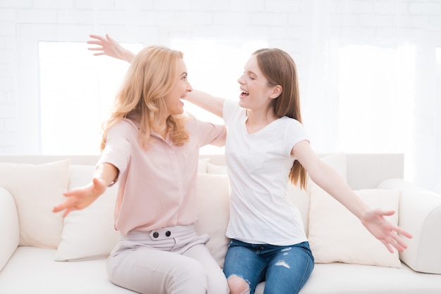 Feliz madre e hija adolescente abrazando.