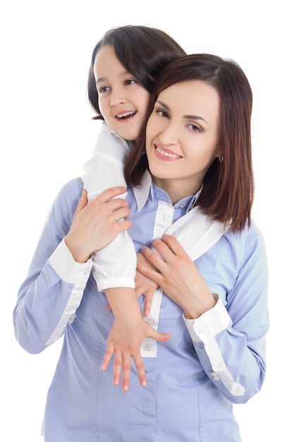 Feliz madre e hija aisladas sobre fondo blanco.