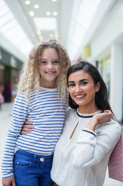 Feliz madre e hija en el centro comercial